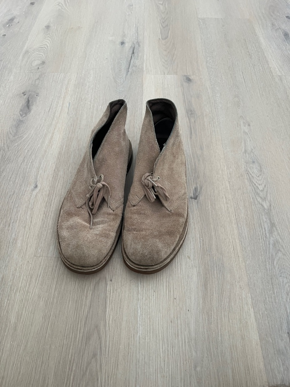 Men's Clarks Suede Desert Shoe in Taupe